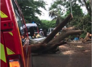 La voiture a encaissé le choc par l'avant