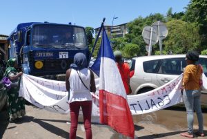 Déploiement de force face aux banderoles 