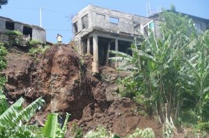 Les fondations des maisons à nu sur les hauteurs de Majicavo Koropa