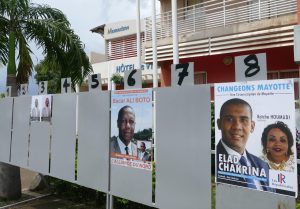 Affichage devant la mairie de Mamoudzou