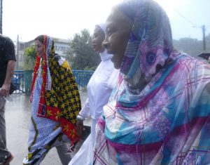 Faouzia Kordjee sous la pluie aux côtés de la ministre Girardin