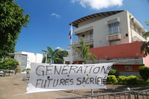 La banderole du collectif devant la mairie, mardi