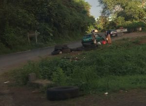 A Tsararano ce dimanche soir,des pneus restaient stockés sur les bas-côtés