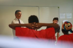 Cet élève croise-t-il les doigts pour que le préfet apporte des solutions s'avenir ?