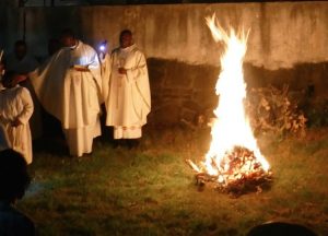 Le grand feu de la veillée pascale à Mamoudzou