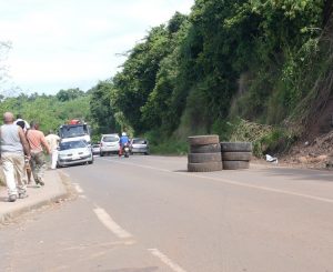 Des pneus déposés sur la moitié de la chaussée en bas de la Pointe de Koungou