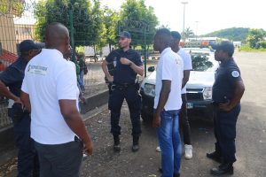 Trois patrouilles de police tournent pour appuyer les volontaires et recueillir leurs observations