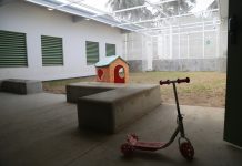 Les enfants continueront à être placés en rétention