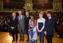 Une élève mahoraise remet le César des lycéens à Xavier Legrand