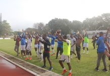 Les footballeurs finissent avec le bronze autour du cou