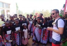 Seb Toussaint, street artiste renommé, peint à Ongojou