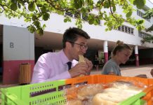 Pose collation pour le vice-recteur qui livre sa méthode sur les constructions scolaires