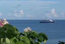 Le Marco Polo glisse son élégante silhouette dans le lagon