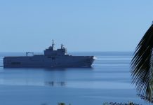 Le porte-hélicoptère Mistral de passage dans le lagon de Mayotte