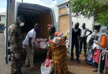 Distribution de colis alimentaire encadrée par le RSMA