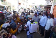 Première distribution de masques dans la rue