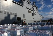 Le Mistral revient avec 575 tonnes de fret, dont un hélicoptère Bouteille, eau, Mayotte