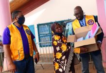 Des fournitures scolaires aux familles en besoin grâce au CCAS de Koungou et au LIONS