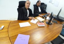 Avec le JLD, dans les coulisses de la détention provisoire Le juge Paul Hiernard est accompagnié du greffier qui prend en note le contenu des débats.