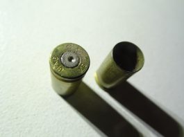 La police tire à 5 reprises vers une voiture qui forçait le passage Douilles 9mm police