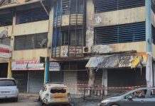 Incendie d’un véhicule de police devant l’immeuble de la LIC à Kavani LIC, Mayotte