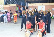 Folle ambiance au marché de Mamoudzou autour des grands noms des Chatouilleuses