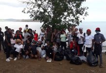 Des secondes du lycée des Lumières ratissent une plage pour le World Clean Up Day World clean up day, Mayotte