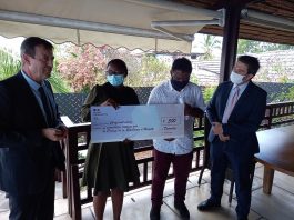 « Prodige de la République », elle remet 500€ à une association de solidarité franco-malgache